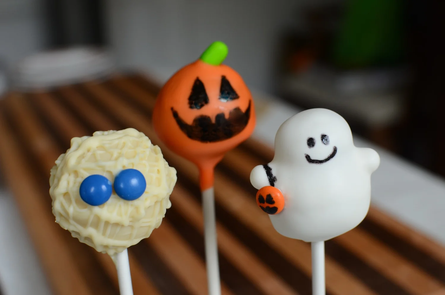 Halloween Ghost Cake Pops