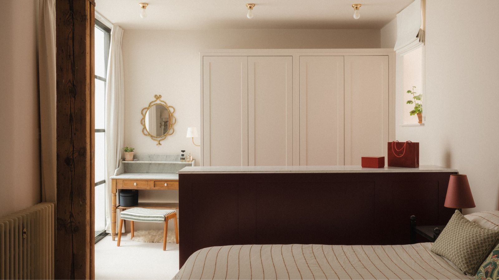 How Many Mirrors in Bedroom