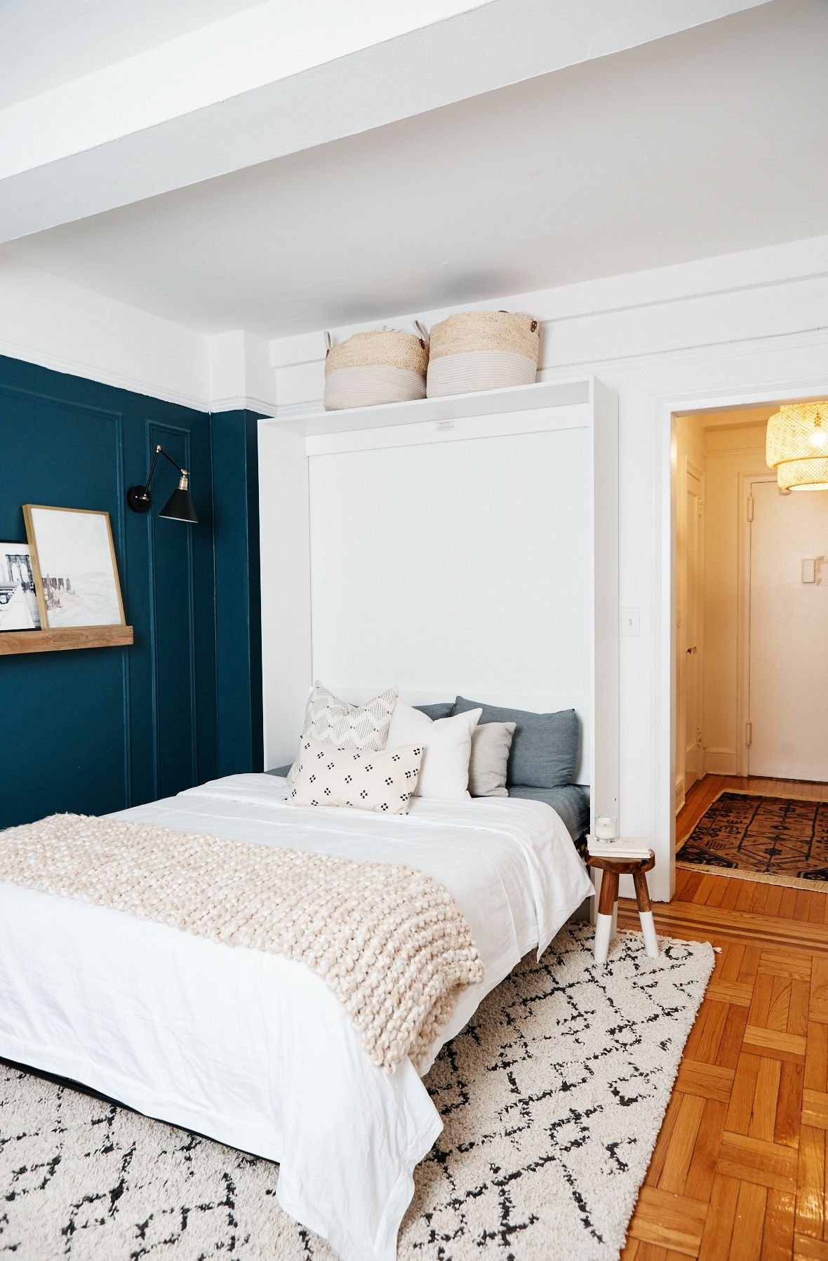 How to Arrange Small Bedroom With Queen Bed