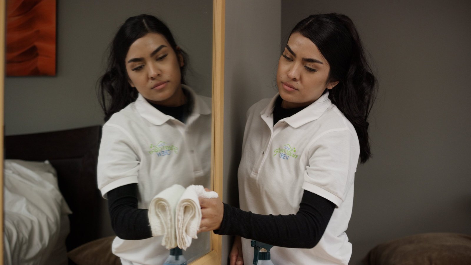 How to Clean Bedroom Mirror