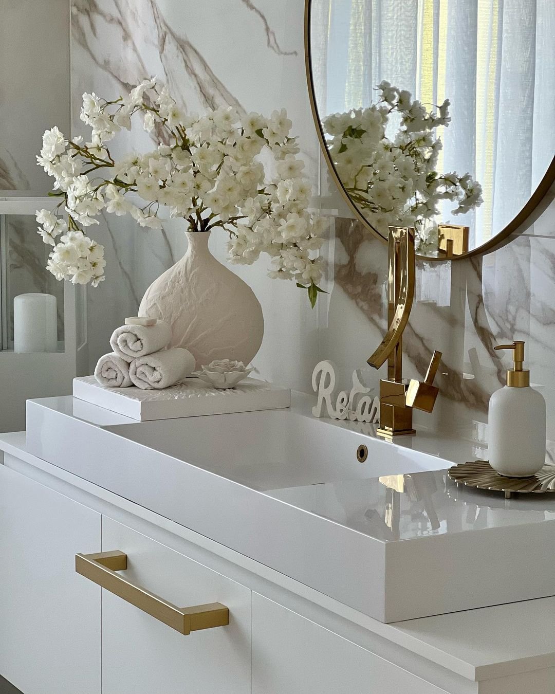 How to Decorate a Bathroom Vanity