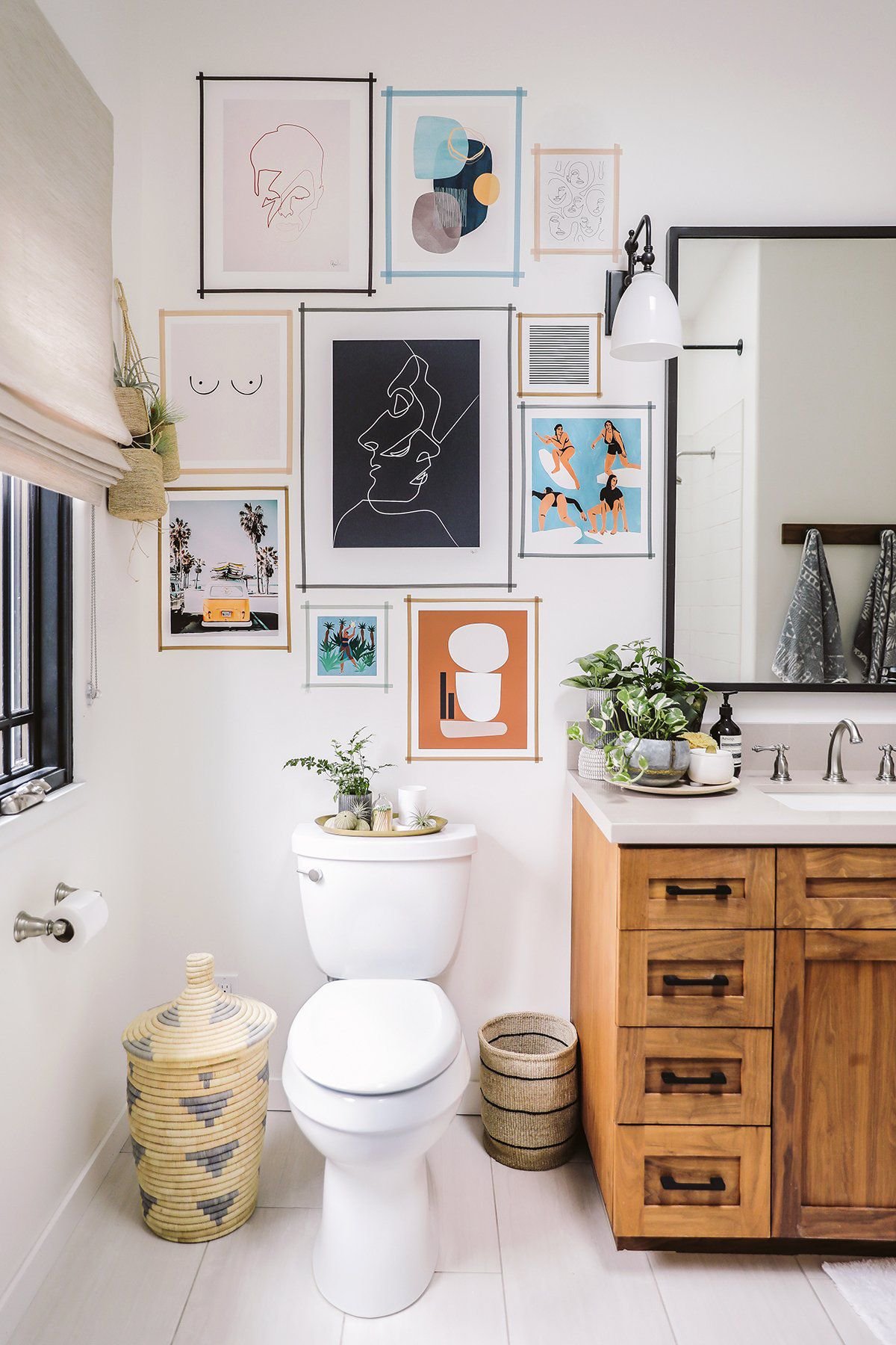 How to Decorate a Bathroom Wall