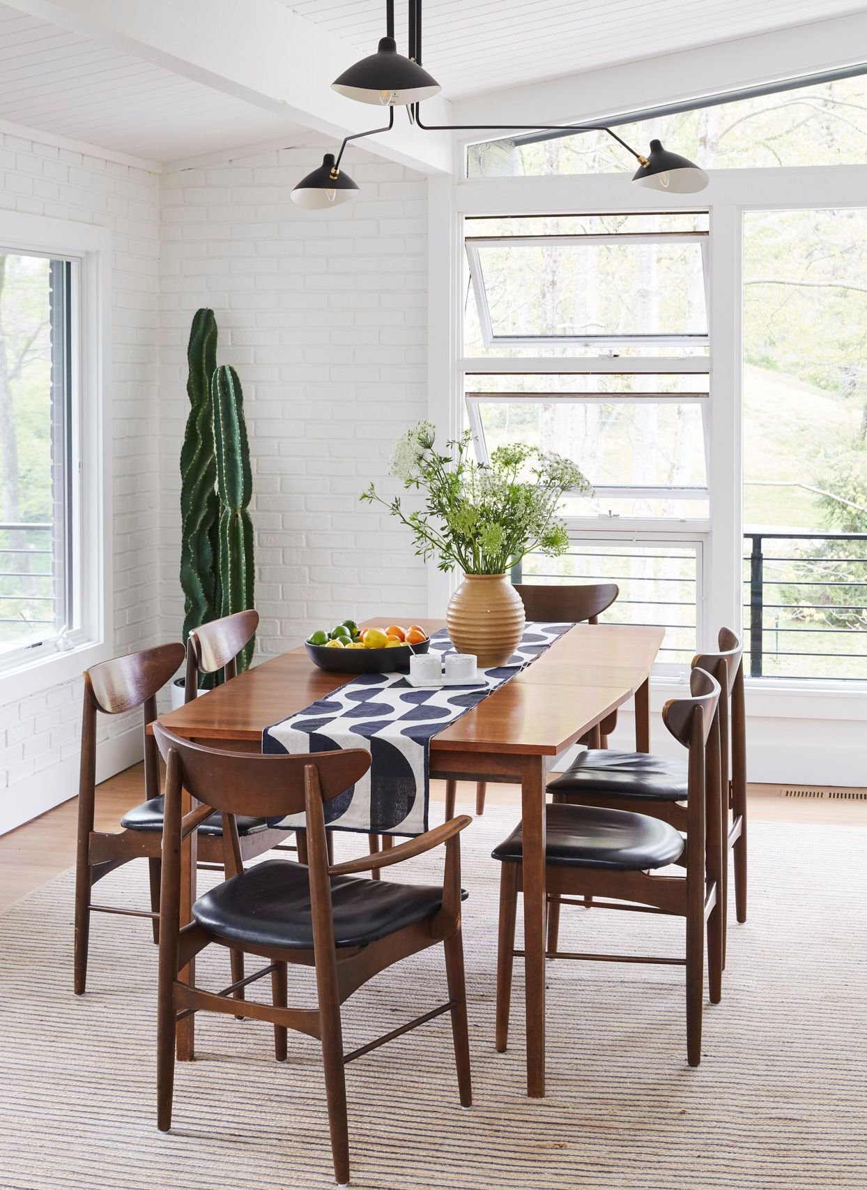 How to Decorate a Dining Room Table
