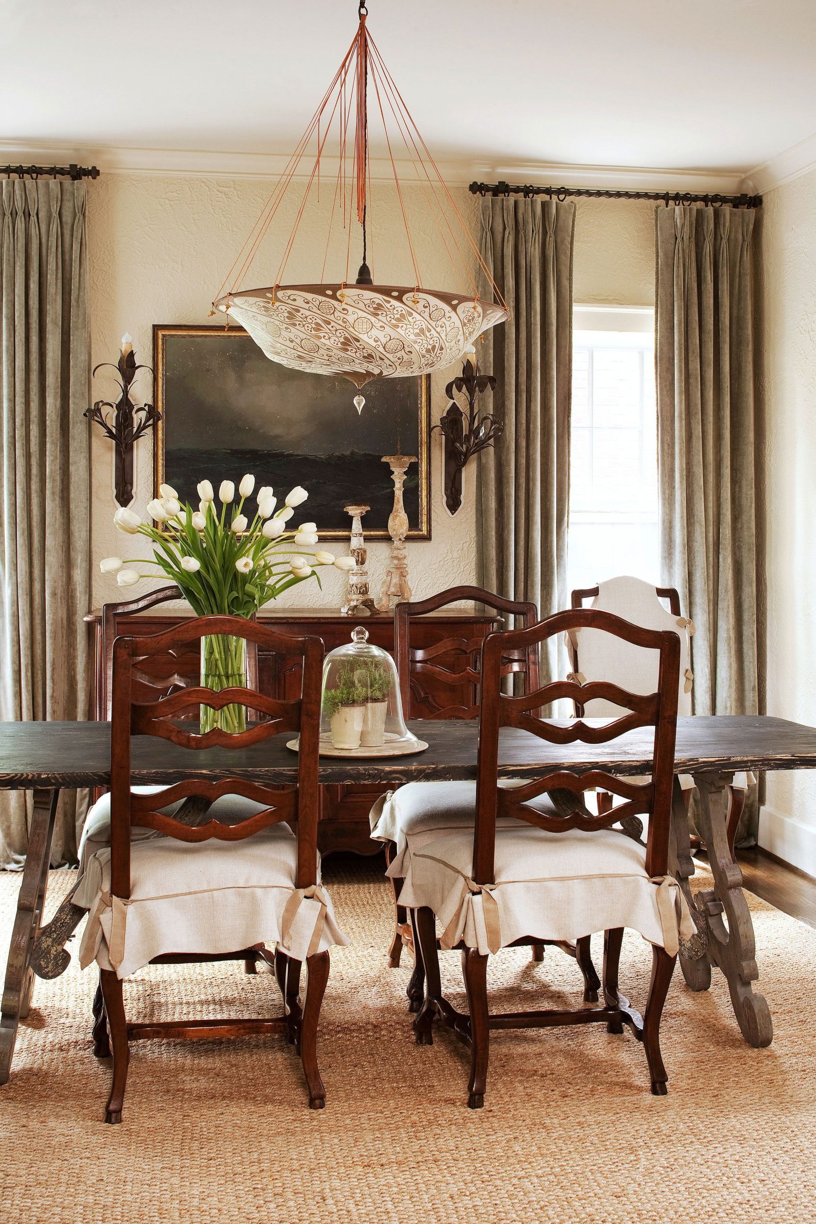 How to Decorate a Formal Dining Room Table