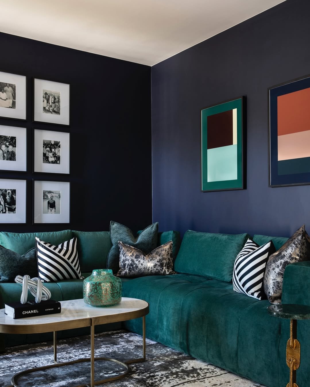 How to Decorate a Living Room With Green Sofas