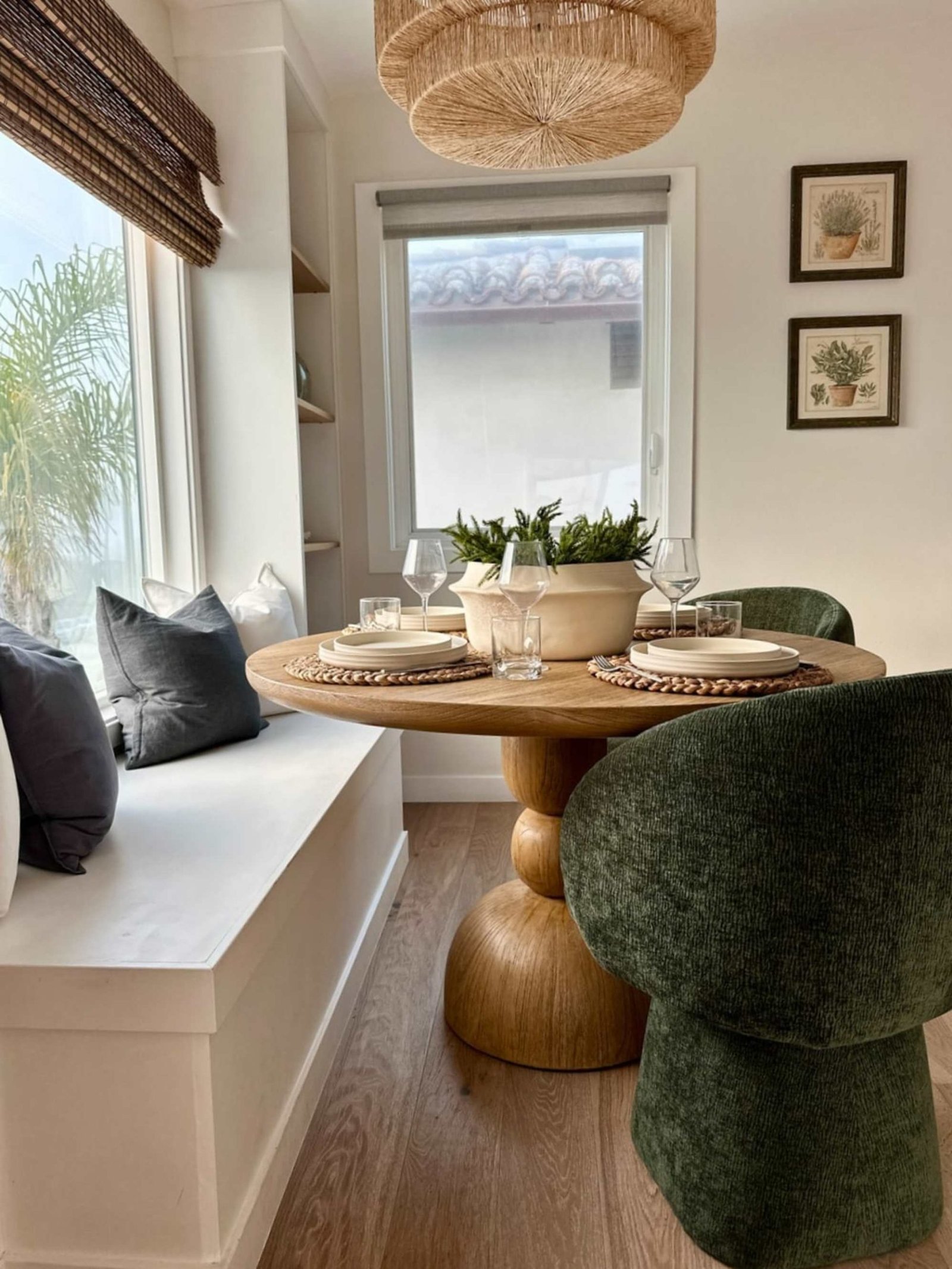 How to Decorate a Round Dining Table
