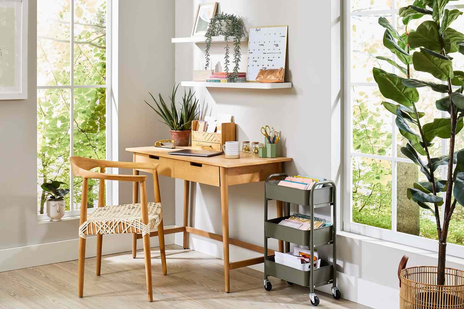 How to Decorate a Small Office