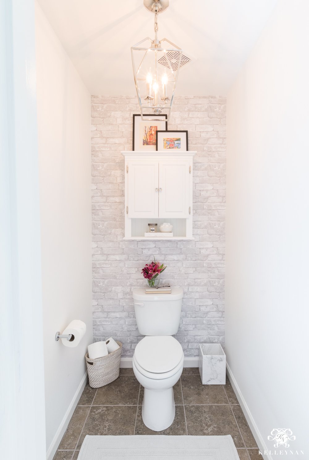 How to Decorate a Toilet Room