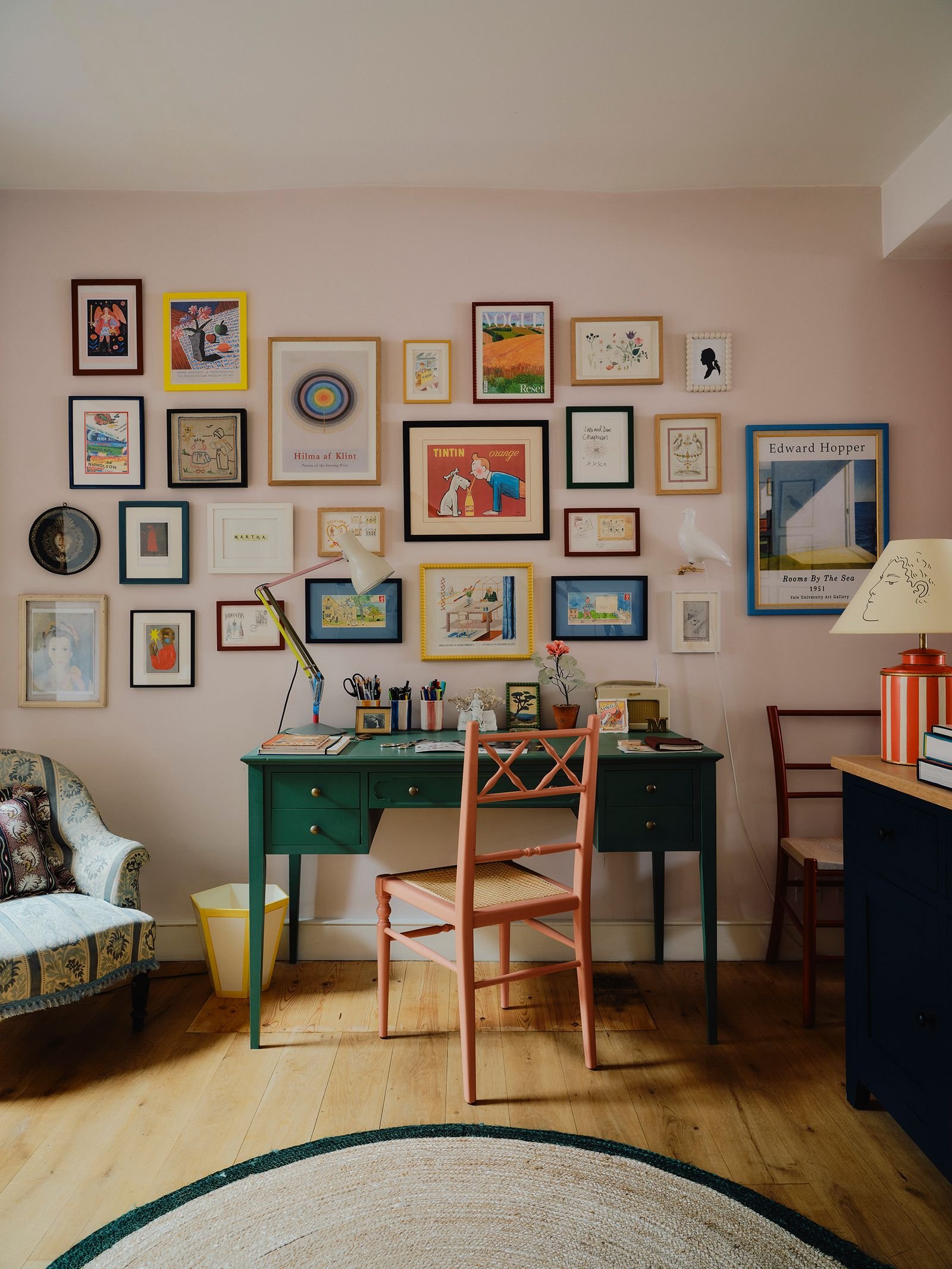 How to Decorate a Wall With Picture Frames