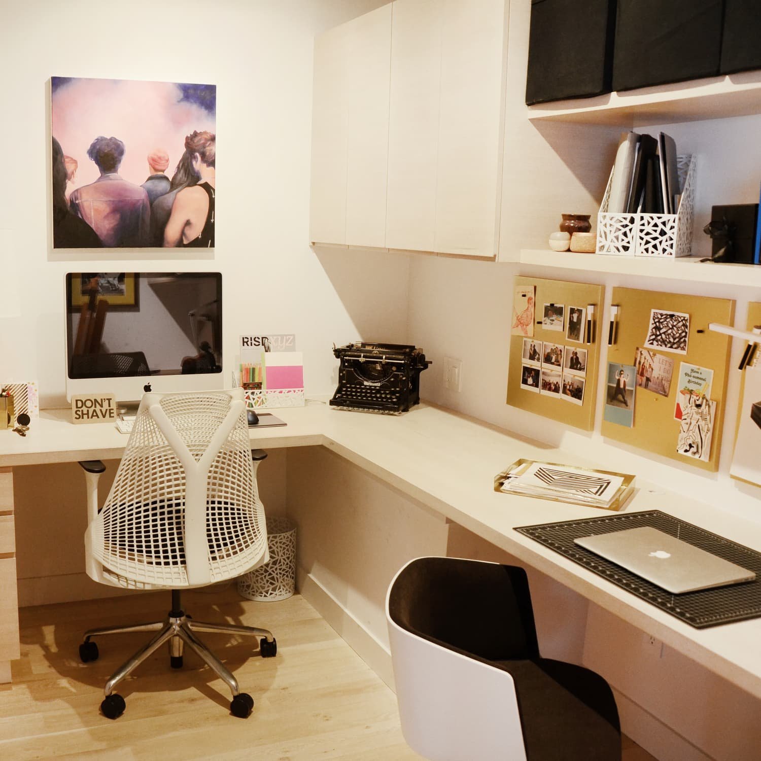 How to Decorate an Office With No Windows