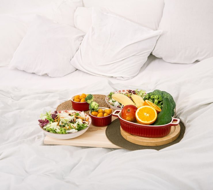 How to Decorate Bedroom When Eating in Bed