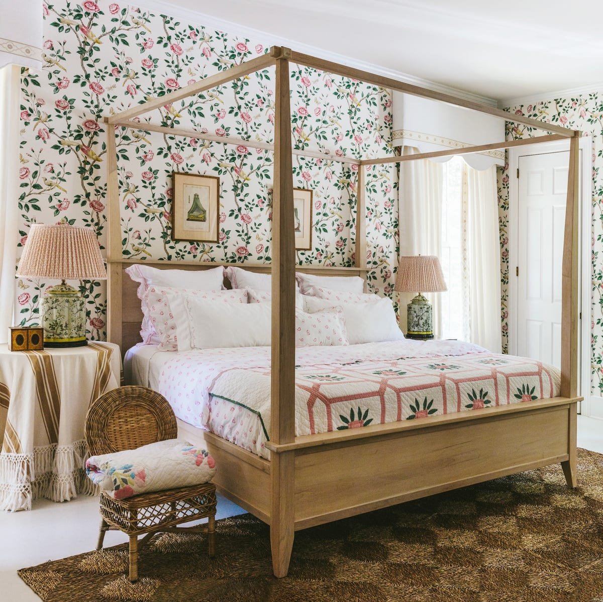 How to Decorate Bedroom With Canopy Bed