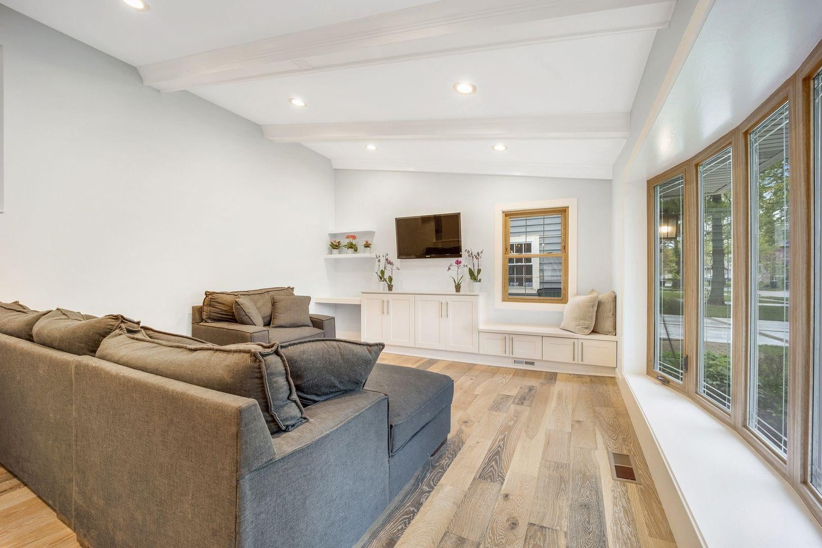 How to Decorate Large Shelf Nooks in Living Room Ceiling