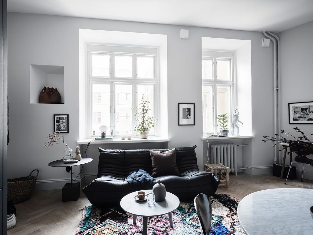 How to Decorate Living Room With Black Leather Sofa