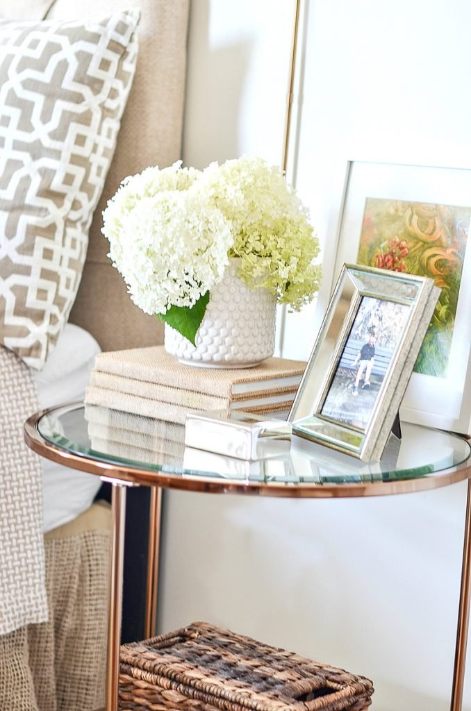 How to Decorate Nightstand