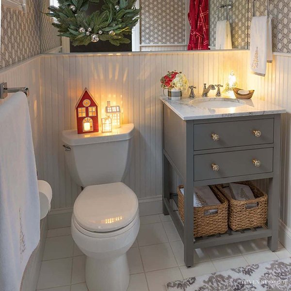 How to Decorate the Bathroom for Christmas