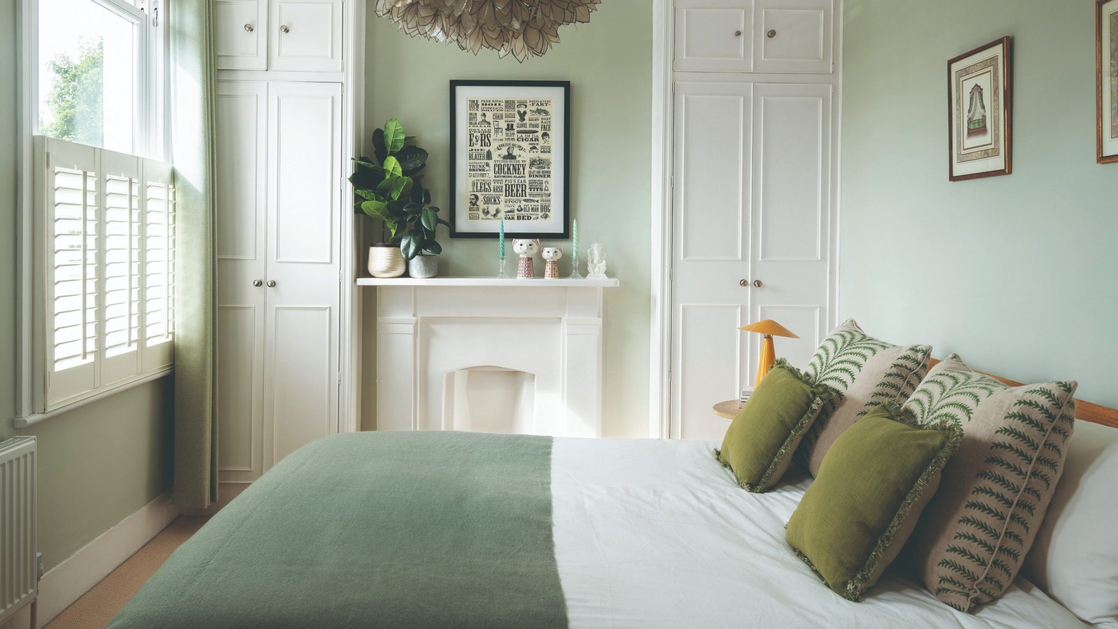 How to Dress Small Bedroom