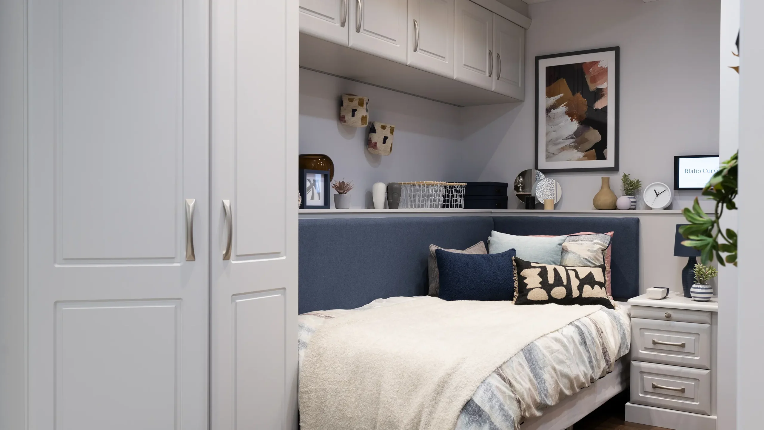 How to Fit Wardrobe in Small Bedroom