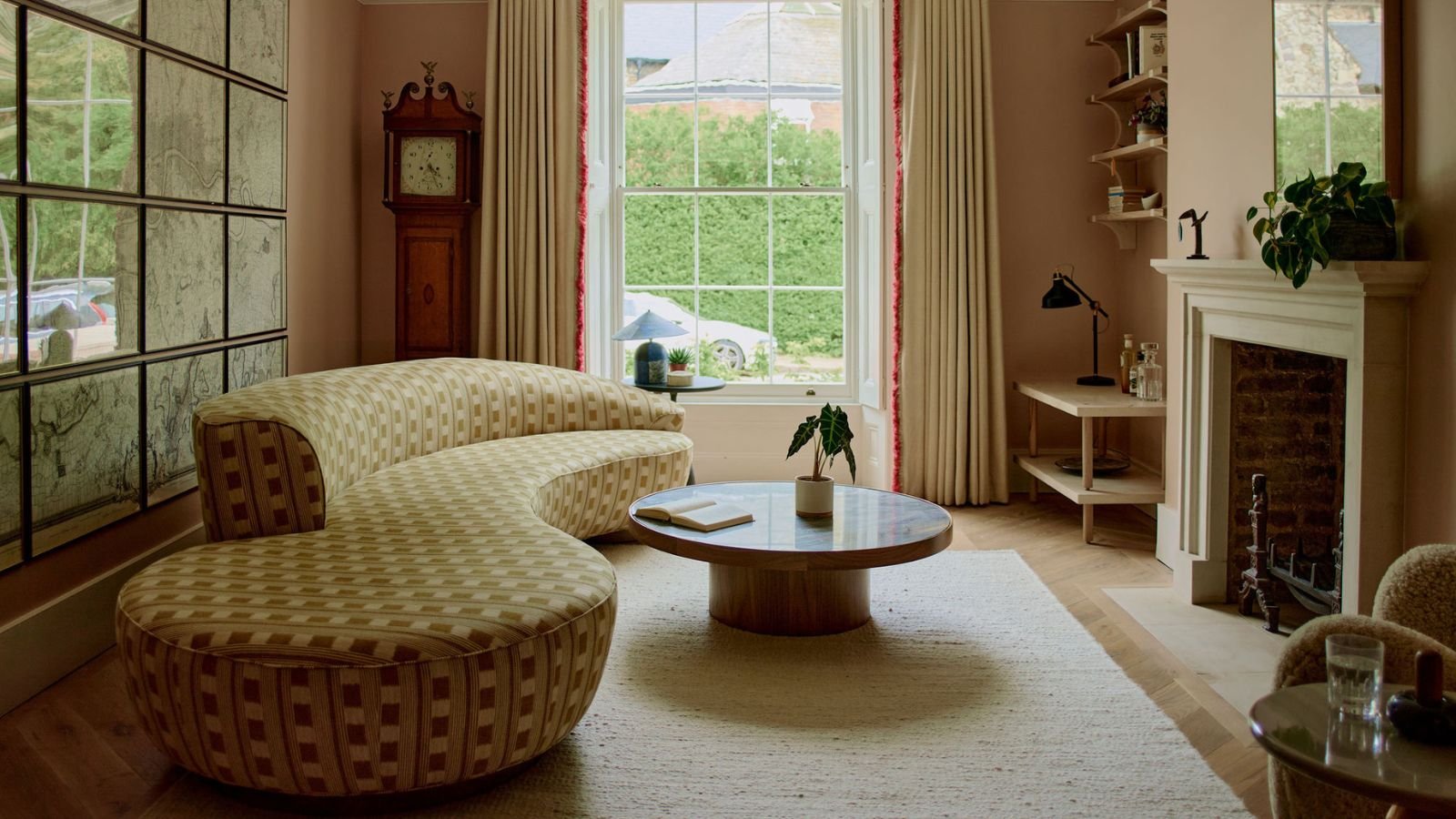 How to Layout Rectangular Living Room With Curved Sofa