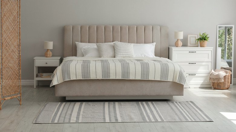 What Size Rug for Bedroom With Full Bed