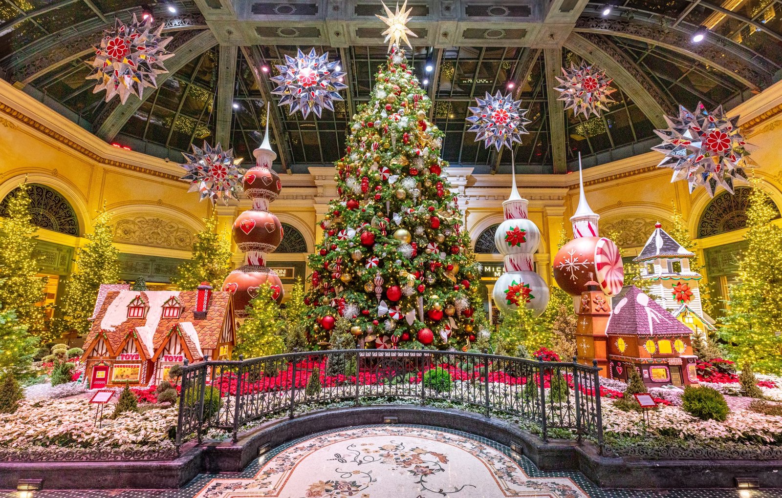 When Does Bellagio Decorate for Christmas
